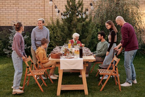 Familia Haciendo Un Picnic En La Terraza