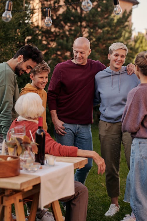 Réunion De Famille Pour Pique Nique En Terrasse