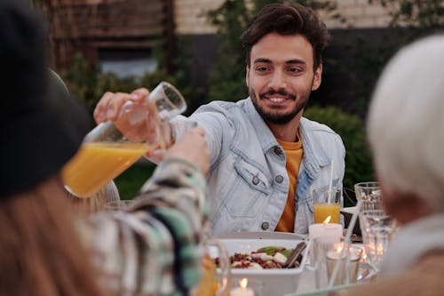 Homme Gai, Dîner En Famille