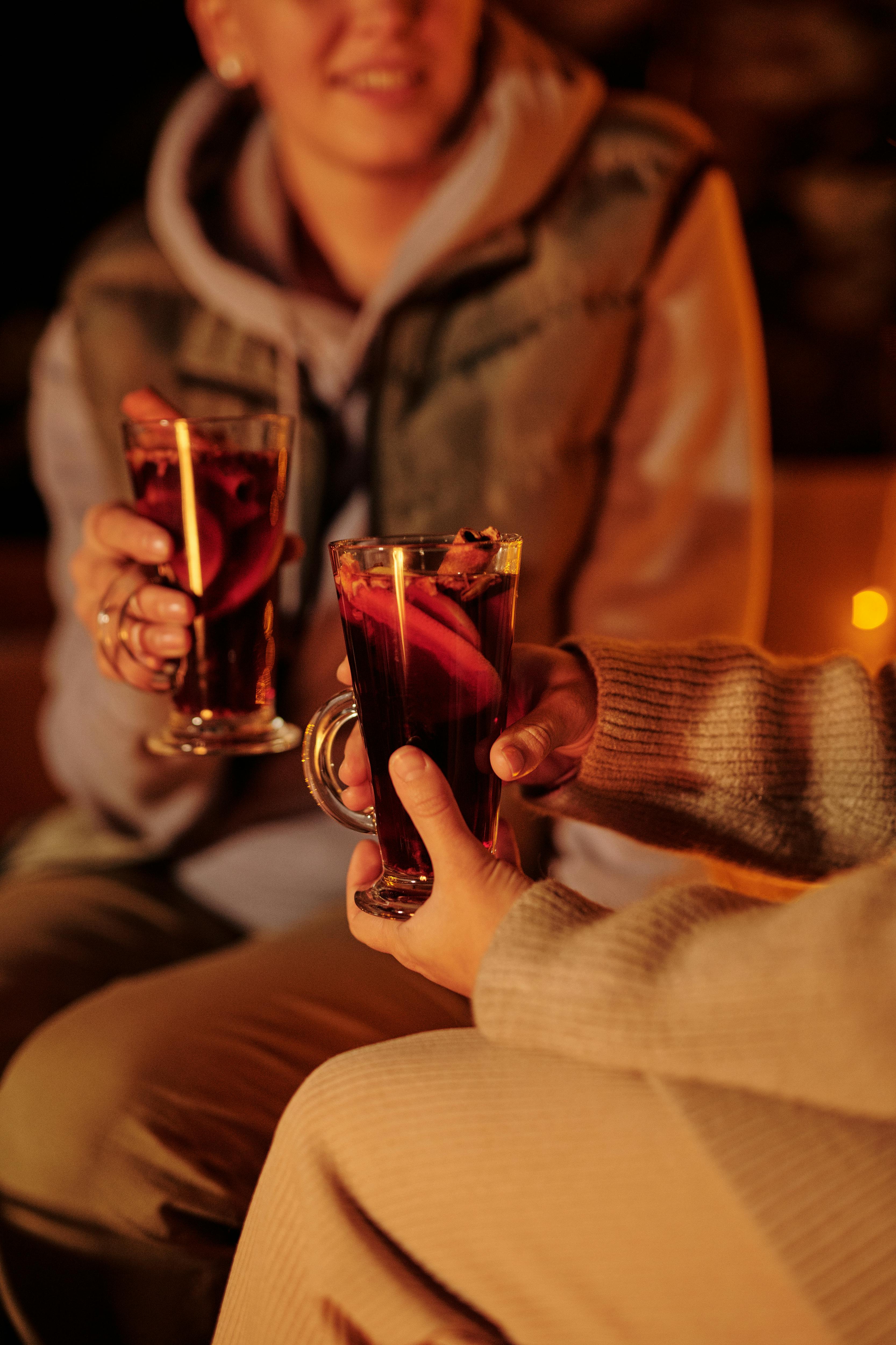 一对夫妇在寒冷的天气里，于舒适的户外氛围中分享热饮，非常惬意