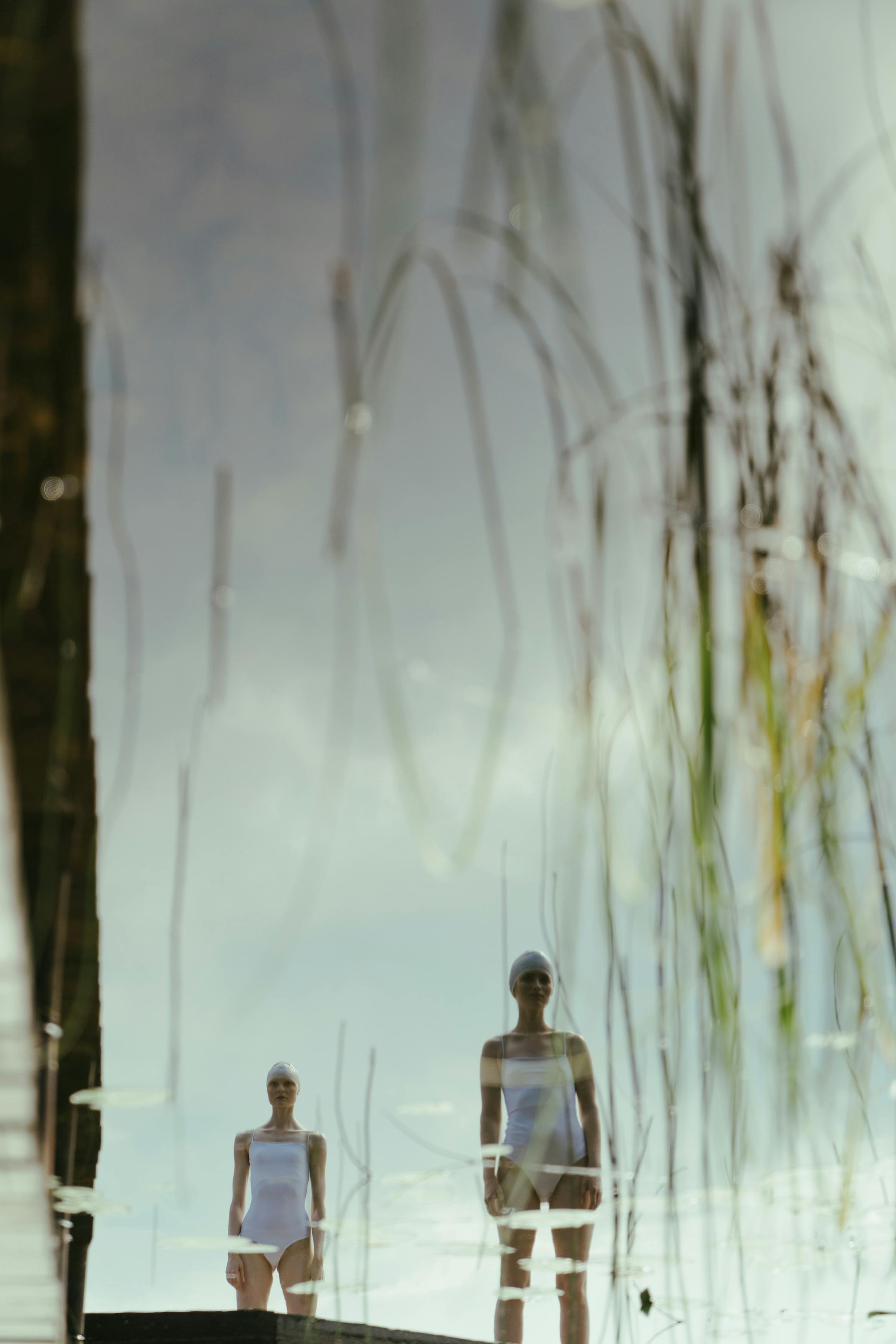 湖边站着两个穿泳衣的女人，这是艺术的反映