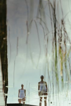 湖边站着两个穿泳衣的女人，这是艺术的反映