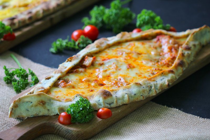 Bol kaşarlı kayık pide