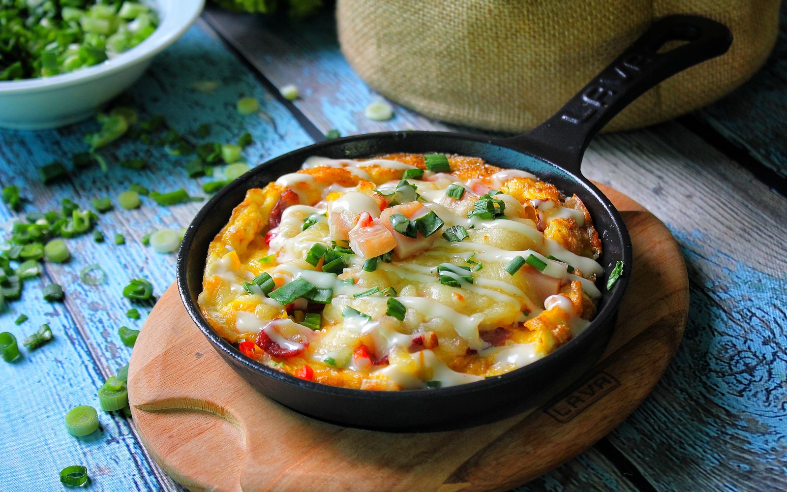 Foto de Omelete de forno com legumes, arroz branco e salada