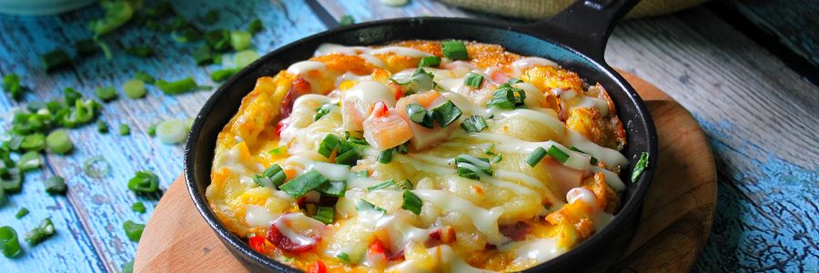Foto de Omelete de forno com legumes, arroz branco e salada