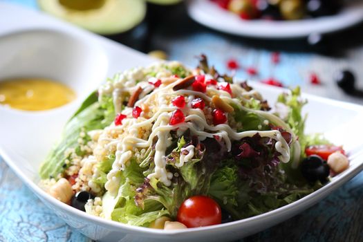 Salade de lentilles françaises au fromage de chèvre et noix