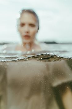 水下人物形象的模糊拍摄，营造出艺术而神秘的效果