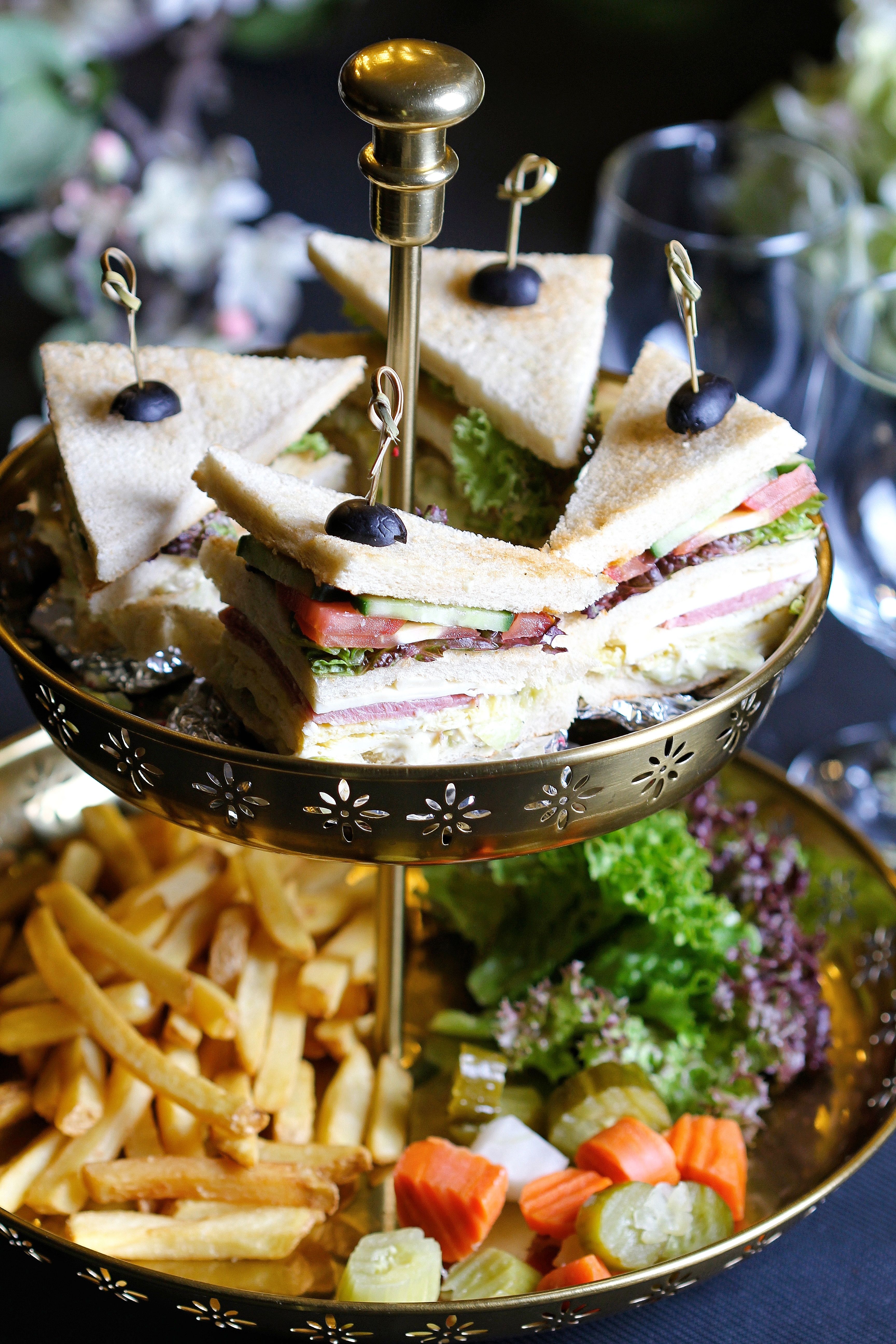Dopahar ka nashta hai ready! 🍞👌 Yeh gourmet sandwiches aur crispy fries dekh ke dil hi nahi, pet bhi khush ho gaya 🤤 #afternoonvibes #tolee #foodcoma