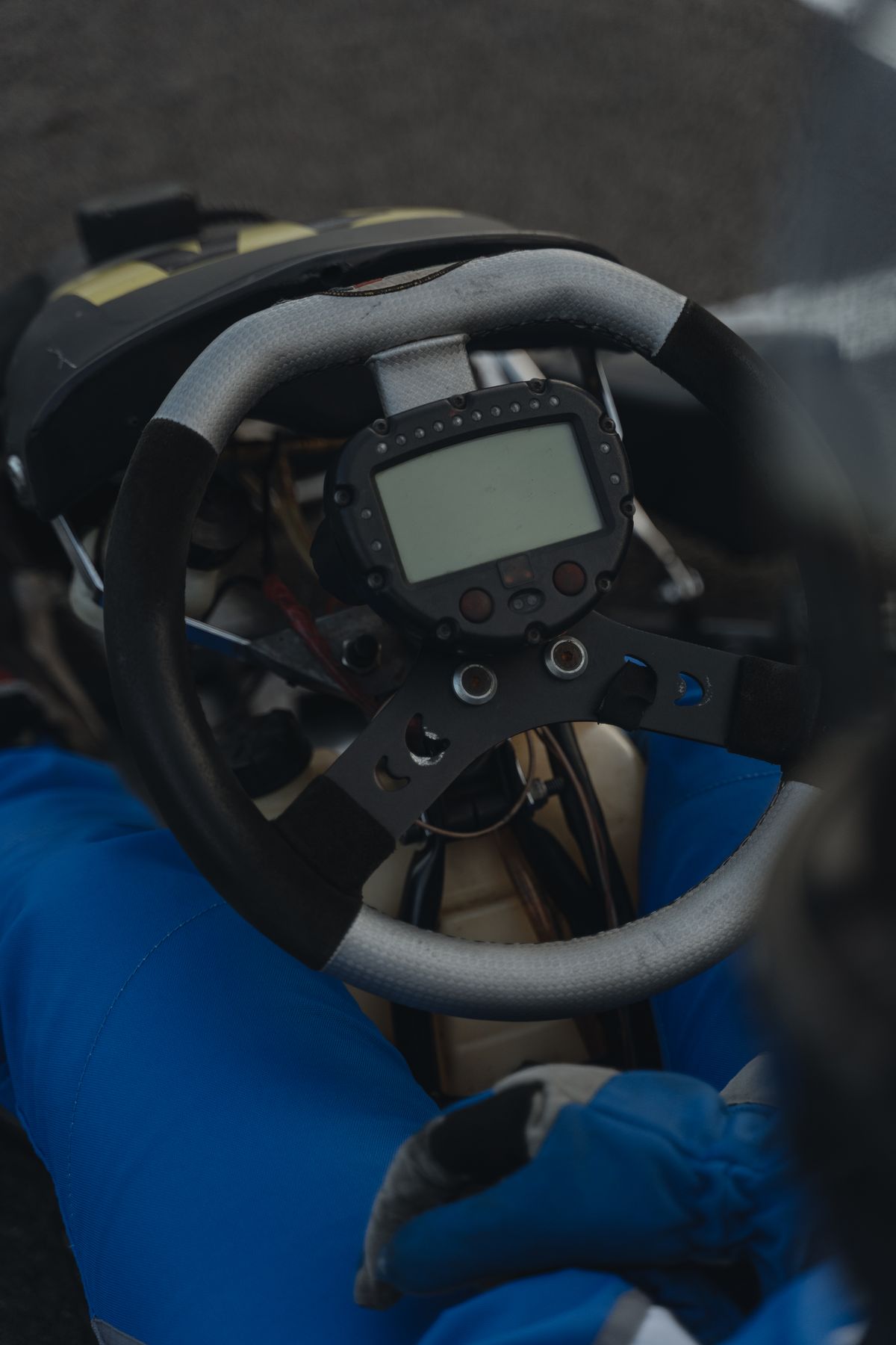 Cockpit mobil balap dengan setir digital memperlihatkan tampilan kontrol dalam game Forza Horizon
