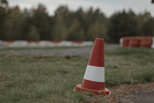 Fotobanka s bezplatnými fotkami na tému biela a oranžová, dopravný kužeľ, pylón