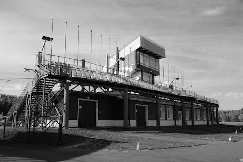 Kostenloses Stock Foto zu außerorts, gebäude, schwarz und weiß