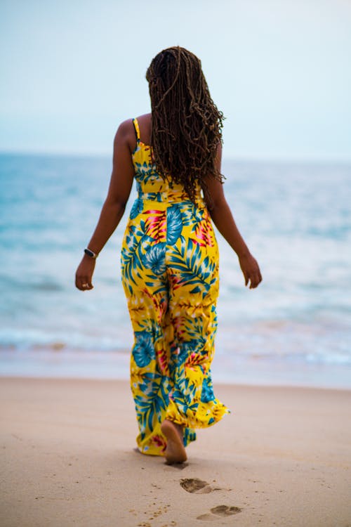Fotobanka s bezplatnými fotkami na tému Afroameričanka, chôdza, modrá voda
