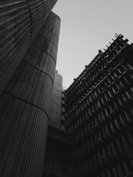 黑白照片捕捉了肯尼亚蒙巴萨引人注目的城市建筑