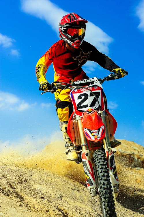 Foto Orang Yang Mengendarai Motorcross Dirt Bike