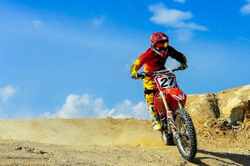 Gratis Persona Que Conduce Motocross Dirt Bike Bajo Un Cielo Azul Foto de stock