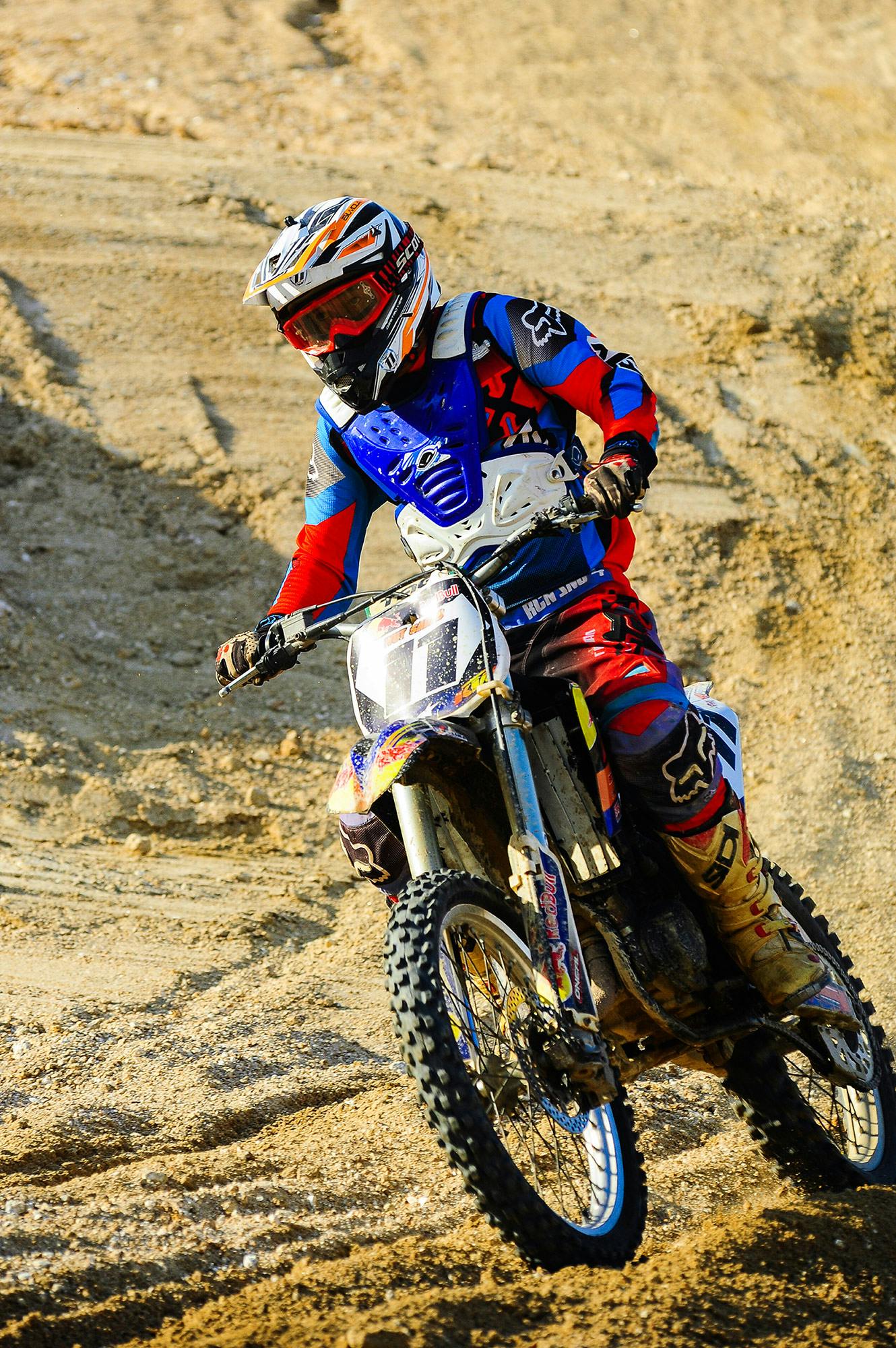 Un hombre montado en un traje protector de motocross en el barro Fotografía  de stock - Alamy