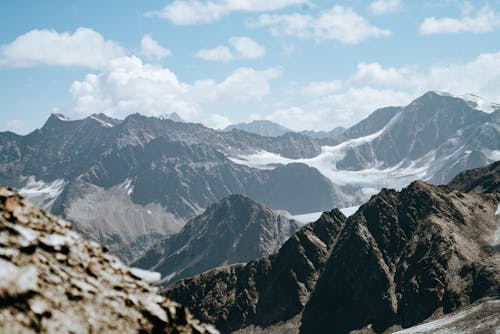 Schneebedeckte Hohe Berge Mit Steilen Hängen