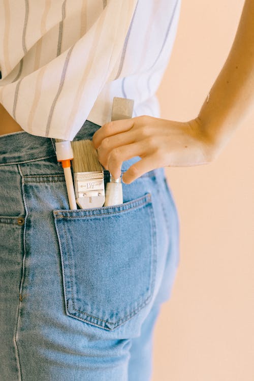 Gratis stockfoto met denim broeken, detailopname, gestreept shirt