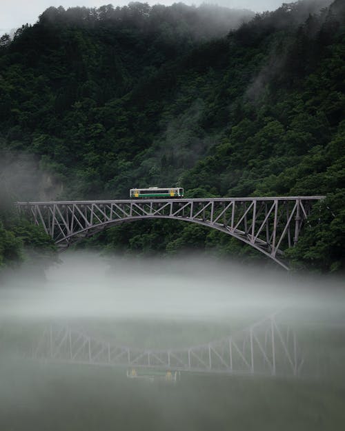 Puente Ferroviario Sobre El Río En El Valle De La Montaña