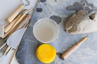制作陶器工具和湿粘土，非常适合工匠和陶瓷爱好者收藏于桌上