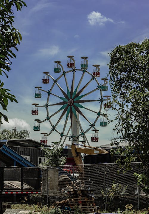 Бесплатное стоковое фото с вертикальный выстрел, голубое небо, колесо обозрения