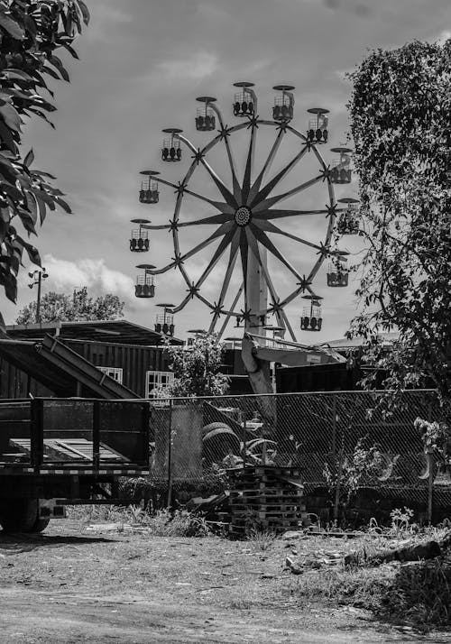 Gratis arkivbilde med blå himmel, fornøyelsespark, gråskala