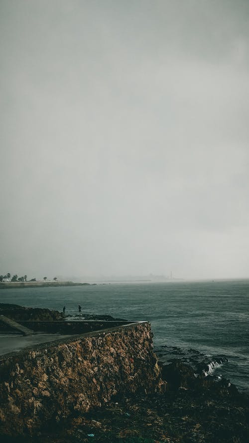 Бесплатное стоковое фото с берег, дождливый день, туман