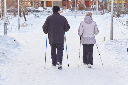 Photos gratuites de bâtons de ski, ensemble, froid