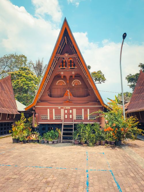 Free A beautifully designed traditional architecture house surrounded by greenery. Stock Photo