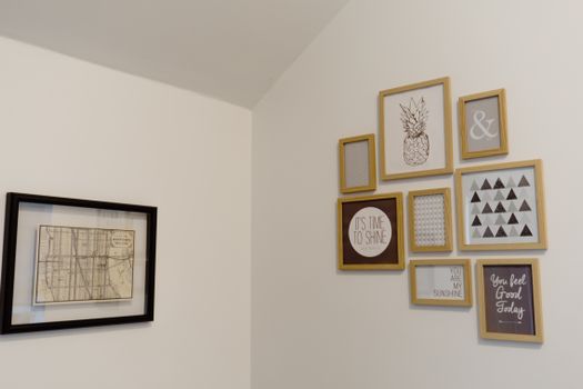 Quadros Decorativos para Sala: Ideias Criativas com Estilo Londrino - imagem 1
