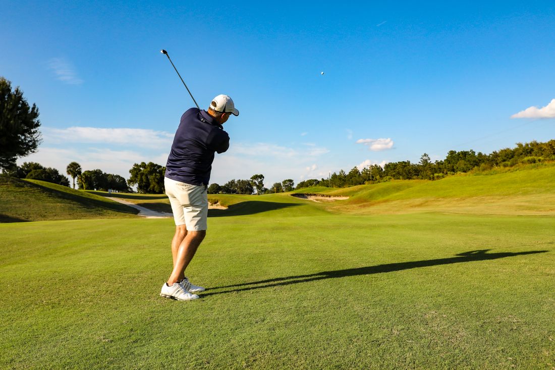 Campo de golf al atardecer