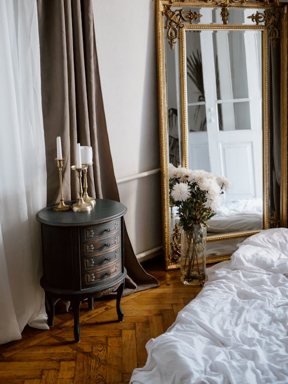 Free Mirror inside a Bedroom Stock Photo