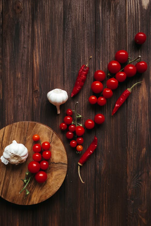 Rote Chili Und Knoblauch Auf Braunem Holz Schneidebrett