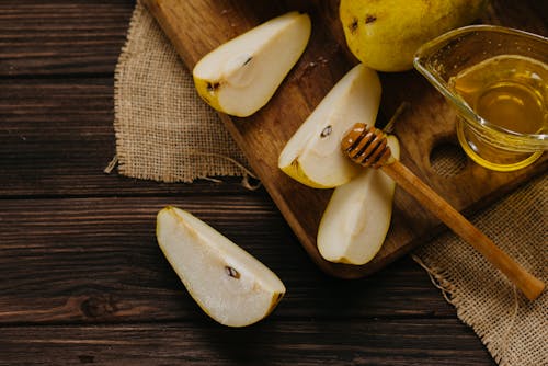 Geschnittener Apfel Neben Braunem Holzlöffel