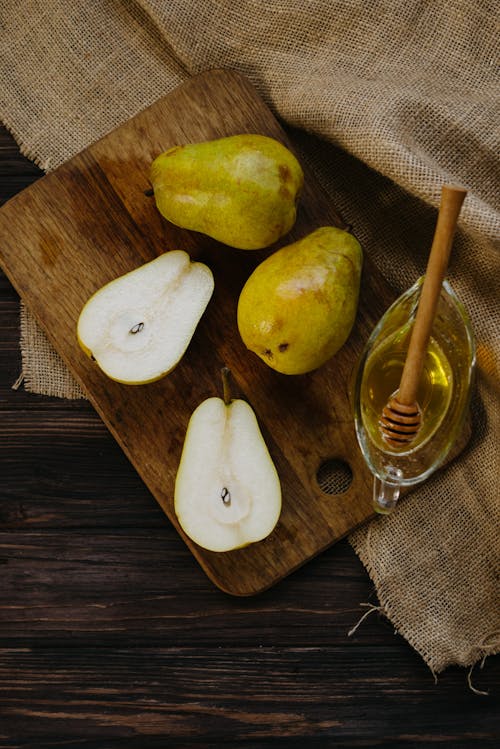 Tranches De Pomme à Côté De La Tasse En Verre Transparent Sur Planche à Découper En Bois Brun