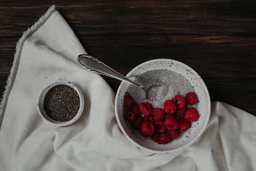 Fresas Rojas En Cuenco De Cerámica Blanca