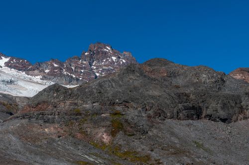 Free Scenic view of rugged mountain peaks with snow under a clear blue sky. Stock Photo