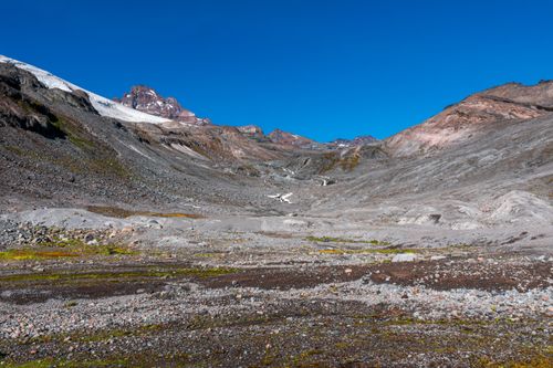 Free Explore the stunning rocky landscape of Mount Rainier, showcasing glacial formations and rugged terrain. Stock Photo