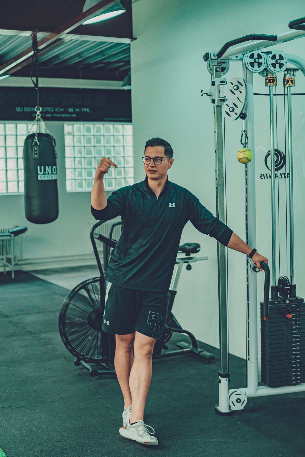Deload week: signs, sample plan and return to training | the gym pro Man Using A Resistance-Training Machine