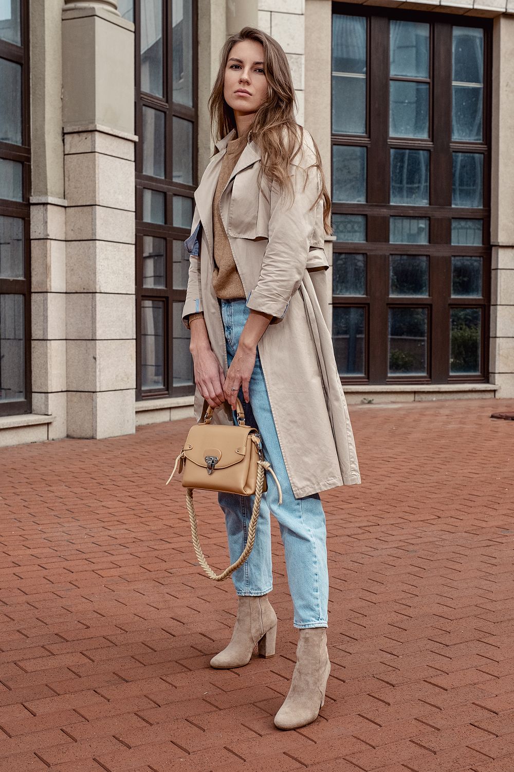 Beiger Trenchcoat und Jeans