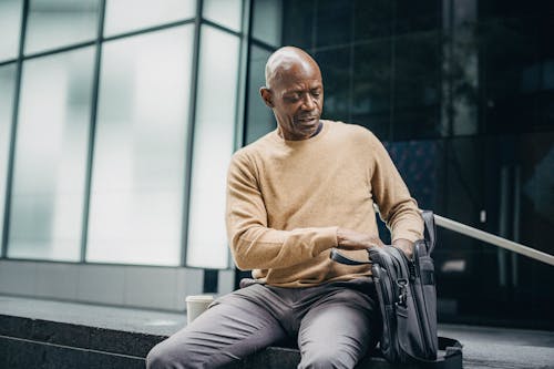 Zakelijke man ontspant in de stad