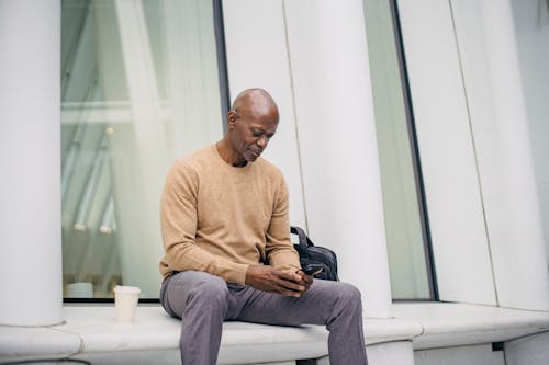 Ingyenes stockfotó afro-amerikai férfi, app, belváros témában Stockfotó
