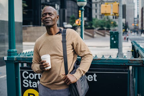 成熟的男人，在地鐵入口的咖啡