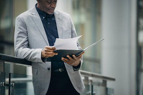 Homme D'affaires Noir Réfléchi Analysant Des Documents Sur La Rue