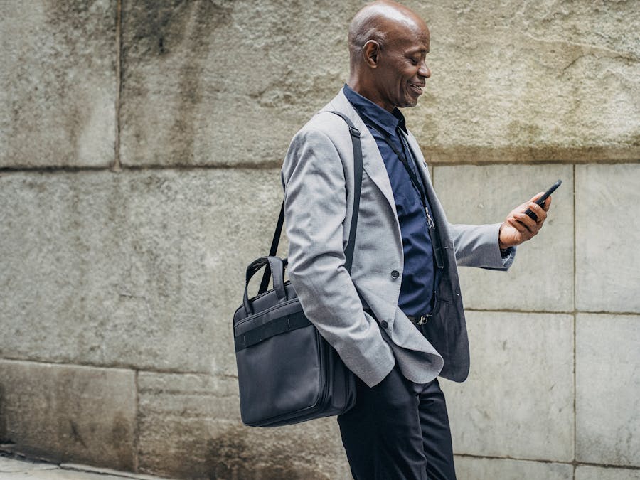 What is the difference between social media manager and specialist?