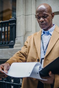 专业人员在城市建筑物外检查文件