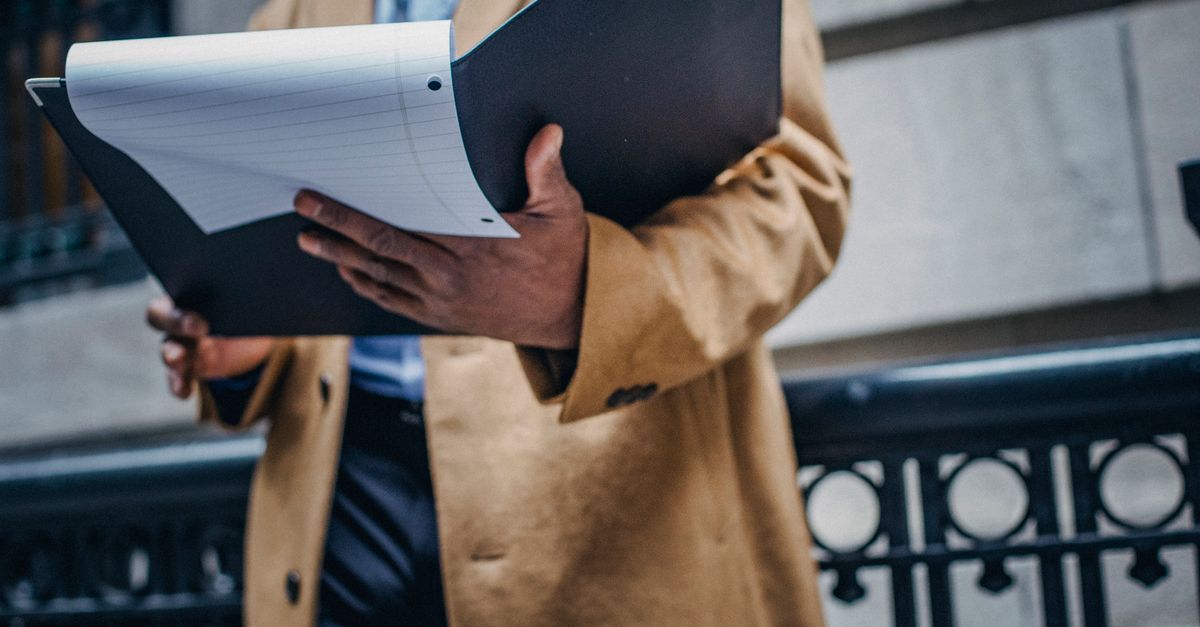 Entrepreneur Afro Américain Vérifiant Les Documents