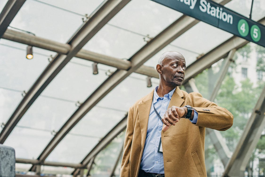 Homme Noir Ponctuel Vérifiant L'heure Sur La Montre Bracelet Dans La Station De Métro