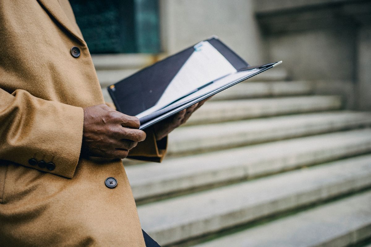 Accompagnateur VAE tenant un dossier de validation des acquis de l'expérience