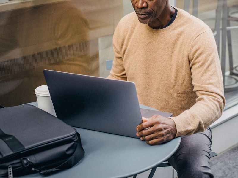 pexels-photo-5648393 Entreprendre Après 50 Ans: Le Guide Ultime pour une Reconversion